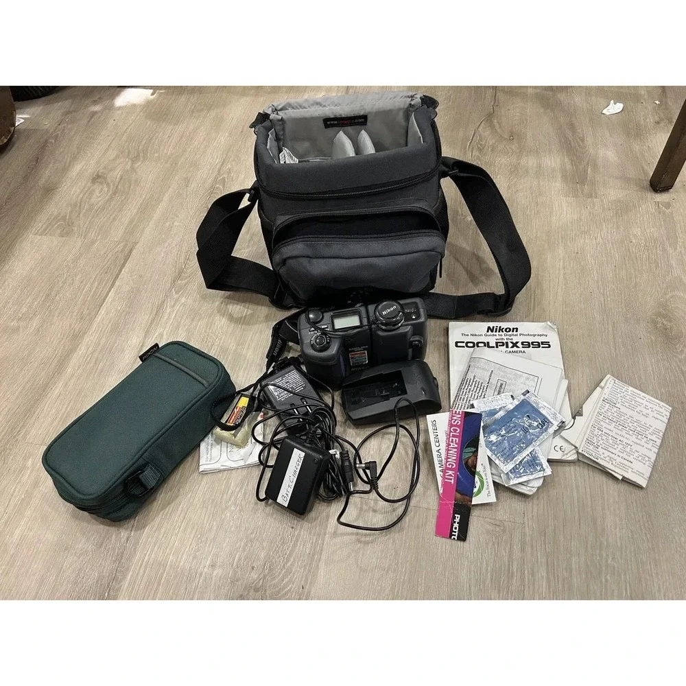 Nikon Coolpix 995 3.2MP Digital Camera 4x Optical Zoom W/ Bag and charger Tested